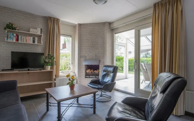Detached villa with fireplace, beach within walking distance