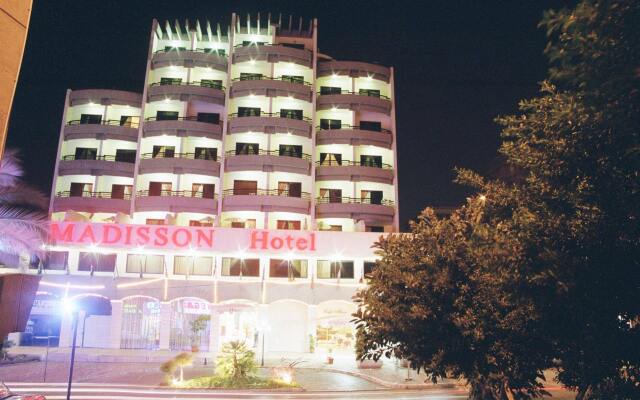 Madisson Hotel вид на фасад