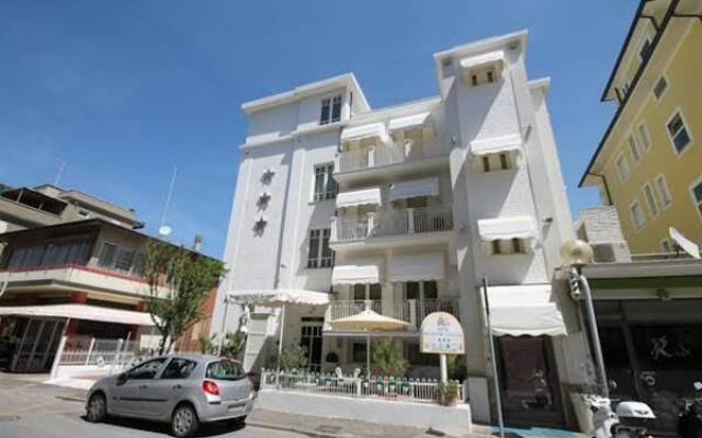 Hotel Belvedere Spiaggia Римини вид на фасад