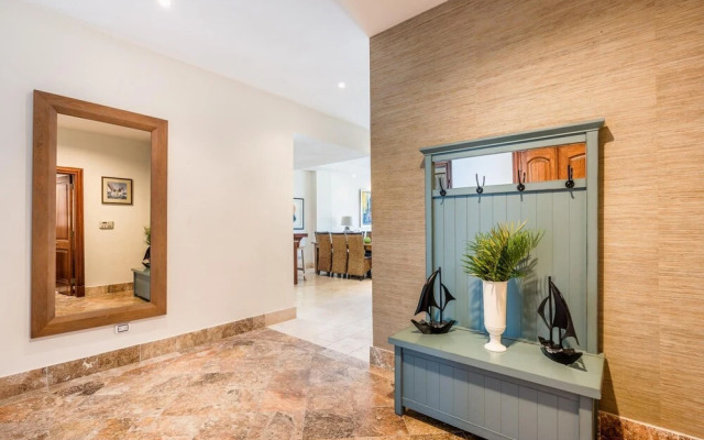 Classy Aquamarina Beachfront w Jacuzzi 6AB
