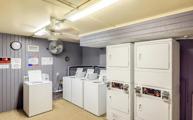 Walk to Beach From Beautiful one Bedroom Condo!