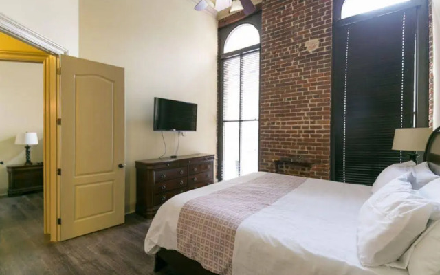 Hosteeva Baronne Street Suites