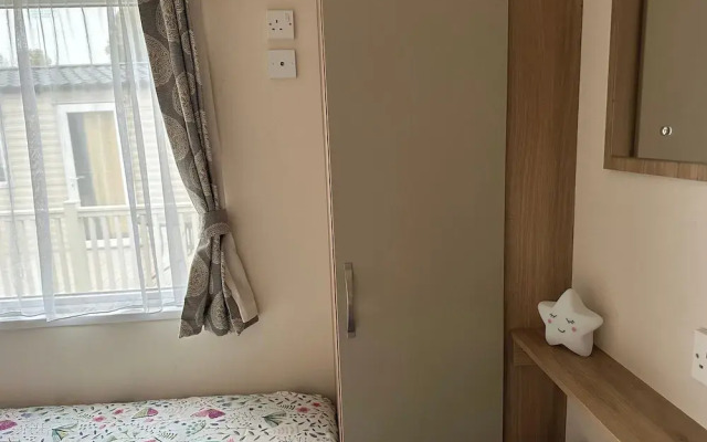 Felixstowe Chimo Caravan 8 Sleeps 5 min to Beach
