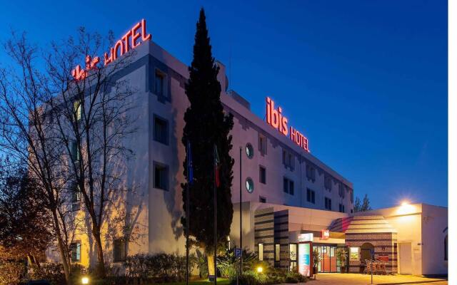 Отель ibis Faro Algarve вид на фасад