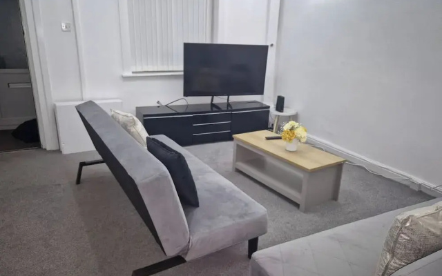 2-bed - Sleeps 6 - Free Parking