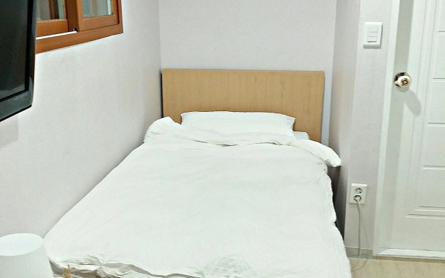 Chris Hostel