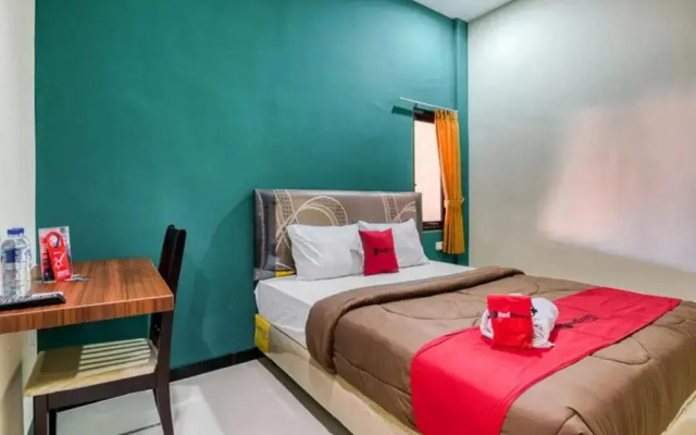 RedDoorz Syariah near Airlangga University Campus B