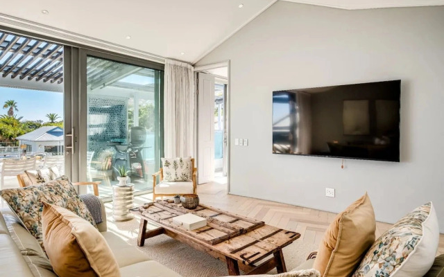 4 Bed Coastal Retreat W Pool Views Llandudno Sands