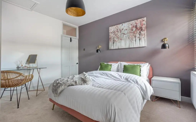 2 Bedroom House- Hereford City Centre with Parking