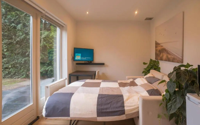 (left) Garden Suite in Villa near TUe and Centre
