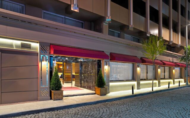 Отель Mercure Istanbul Bomonti вид на фасад