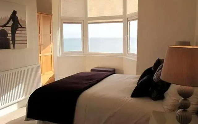 Seafront house with garden seating and stunning sea views!