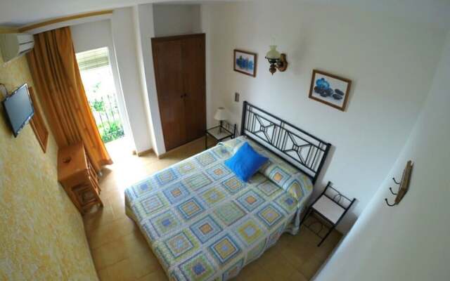 Отель Hostal Cuevas Испания, Фуэнхирола - отзывы, цены и фото номеров - забронировать отель Hostal Cuevas онлайн вид на фасад