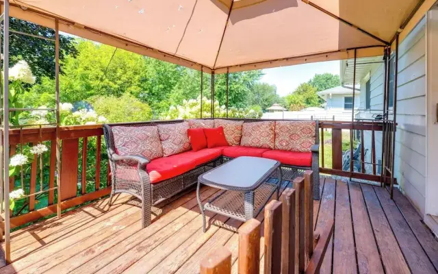 Pet-friendly Waterloo Abode w/ Deck!