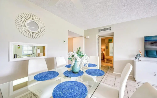 Sunny Sarasota Oasis w/ Private Screened Lanai