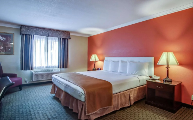 Howard Johnson Inn & Suites Reseda
