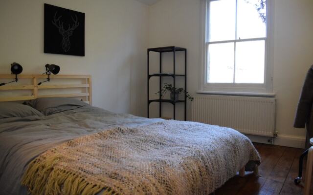 Отель 2 Bedroom Property in Brixton Великобритания, Лондон - отзывы, цены и фото номеров - забронировать отель 2 Bedroom Property in Brixton онлайн комната для гостей