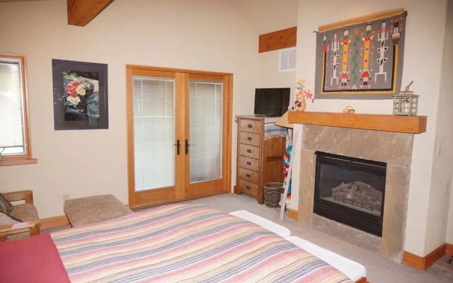 Ski-in/out House With Outstanding Views Of Slopes - Quiet Location At End Of Cul-de-sac 5 Bedroom Home by RedAwning