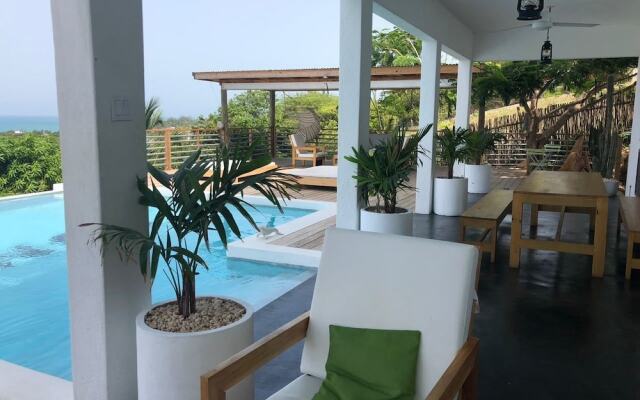 Отель Lashings Boutique Hotel Ямайка, Треже-Бич - отзывы, цены и фото номеров - забронировать отель Lashings Boutique Hotel онлайн вид на фасад