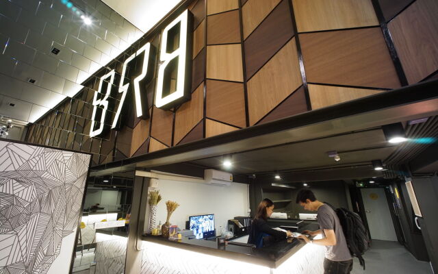 BRB Hostel Bangkok Silom вид на фасад