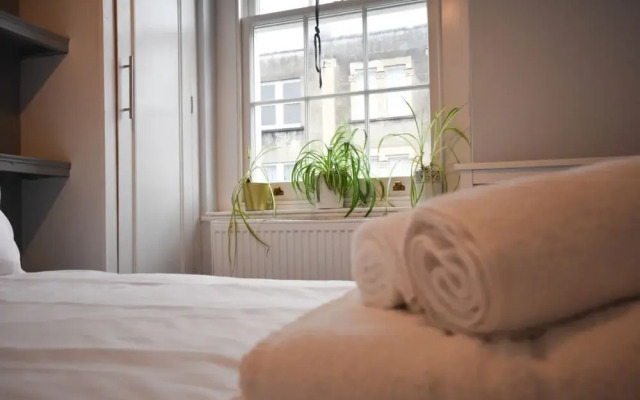 Central Contemporary 3 Bedroom Flat in Bristol