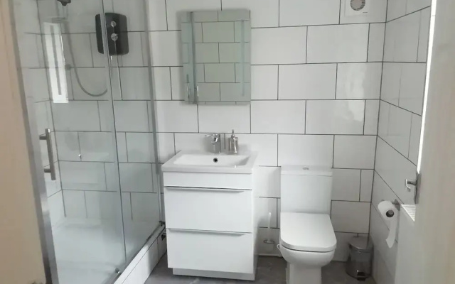 Central Guest Room - En-suite, Parking