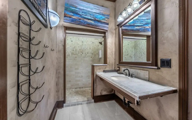 Sangiovese: Pet-friendly, Hot-tub, 10-min to Downtown!