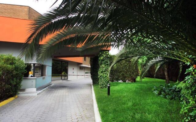 Отель Motel Tropicana вид на фасад