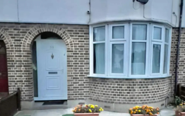 Budget 5-bed Apartment in Barking