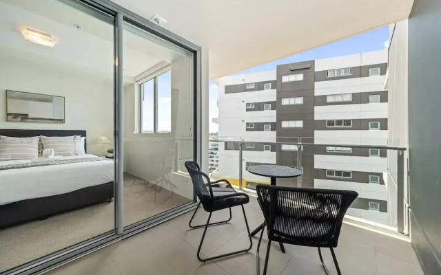 Chic West End Stay With Gym & Pool Access