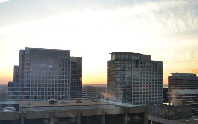 Отель Holiday Inn Rosslyn At Key Bridge вид на фасад