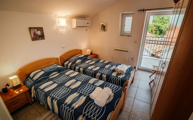 Spacious Family 4BR Seaside House, Fantastic Sea Views, 20 Meters to Beach