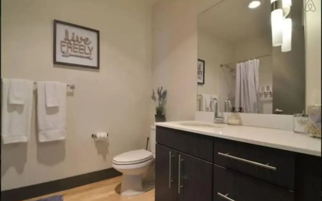 2bd2bath Waterfront Home in Hrt of SEA