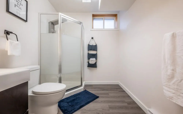 Spacious Newly Renovated 1 Bedroom Suite