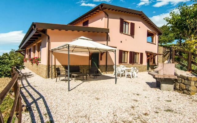 Farmhouse in Apecchio With Pool
