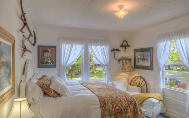 Crooked River Inn