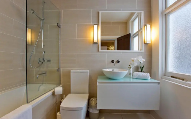 Stunning 2 bed and bath in Kensington
