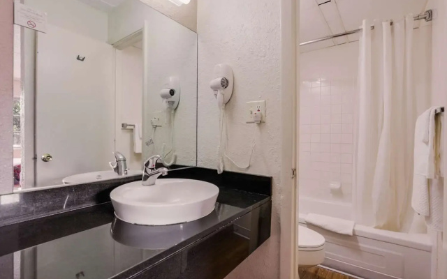 Econo Lodge Inn & Suites
