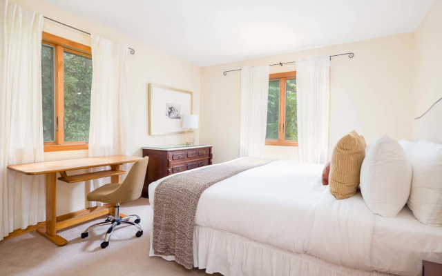 Meadowood Manor by Rovetravel Heated Pool