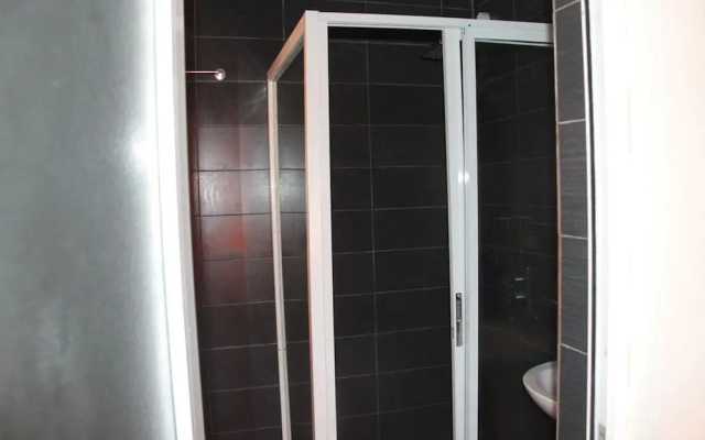 Lakeem Suites Adebola
