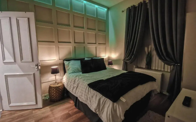 3 Bed Apartment in the Heart of Westend of Glasgow (Adults Only)