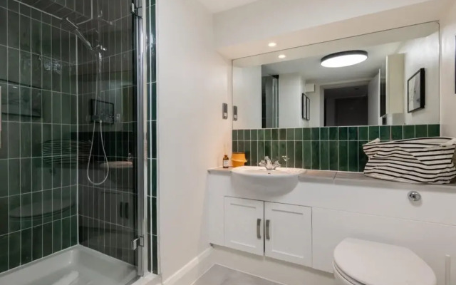 The Wapping Wharf - Modern Bright 2bdr Flat on the Thames With Parking