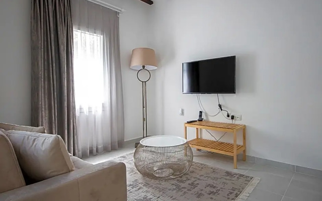 Flag Suites +12