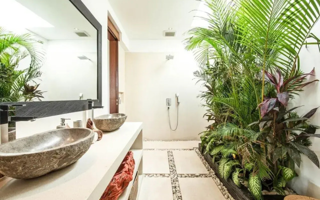 Splendid 6BR Villa, Just 400m to Finns Beach