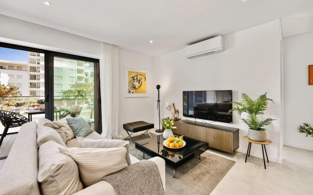 Luxorious Beachside Apartment with Pool
