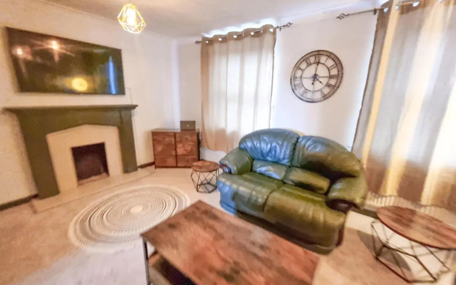 City House in Nice Area - Smart Tv's, 900mb Wifi