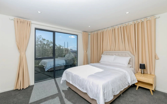 Hero Holiday House L12