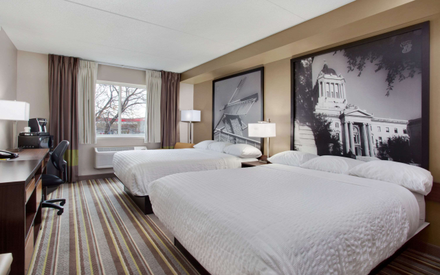 Super 8 by Wyndham Winnipeg West