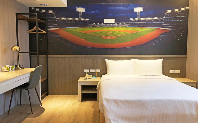 La Hotel - Baseball Theme Hall