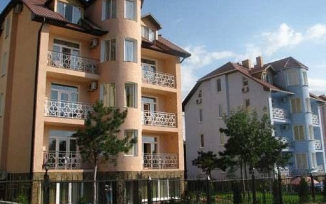 Гостиница Гостевой Дом У Кара-Дага в Коктебеле отзывы, цены и фото номеров - забронировать гостиницу Гостевой Дом У Кара-Дага онлайн Коктебель вид на фасад